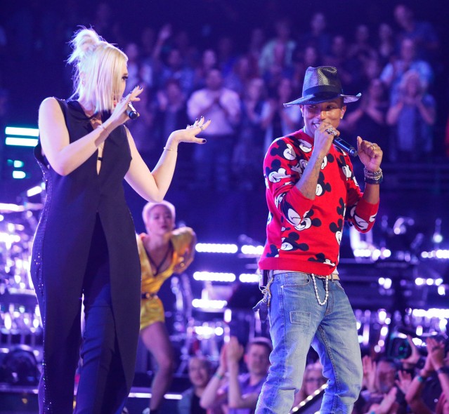 1399392644_gwen-stefani-pharrell-voice-zoom